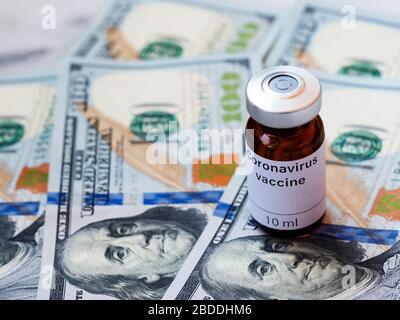 Ukraine. 08 avril 2020. Dans cette photo, un flacon portant le nom de vaccin contre le coronavirus a été affiché sur une centaine de billets en dollars américains. Crédit: SOPA Images Limited/Alay Live News Banque D'Images