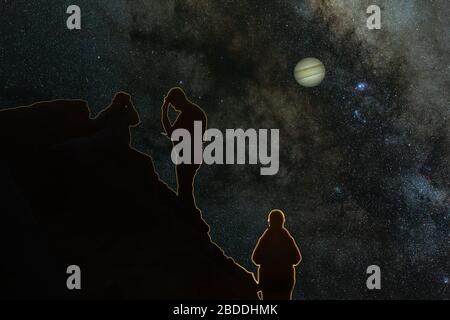 Téléobjectif grand objectif de Milky Way composé d'une image énorme de Jupiter. Paysage avec ciel nocturne avec étoiles et silhouette de personnes debout. Lait Banque D'Images