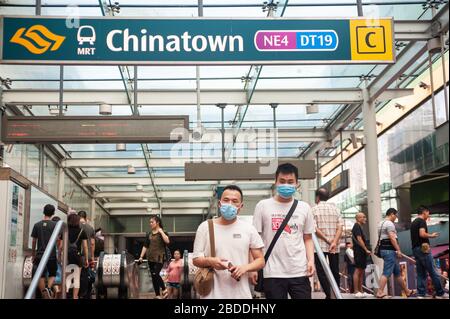 28.02.2020, Singapour, , Singapour - les passants portent des masques respiratoires pour se protéger de l'infection par le virus pandémique de la couronne lorsqu'ils partent Banque D'Images
