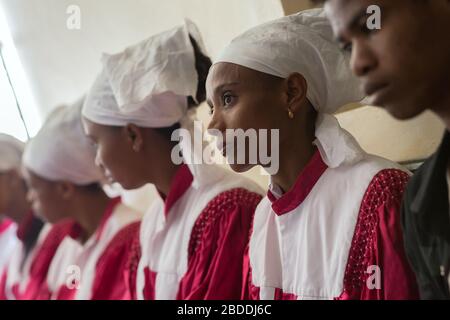 10.11.2019, Adama, Oromiyaa, Ethiopie - Service chrétien dans la Congrégation Nazareth Mekane Yesus, une congrégation luthérienne. Femmes d'une chorale d'église Banque D'Images