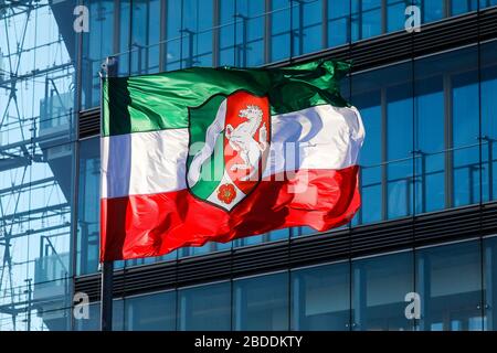 07.02.2020, Düsseldorf, Rhénanie-du-Nord-Westphalie, Allemagne - Rhénanie-du-Nord-Westphalie Drapeau de Rhénanie-du-Nord-Westphalie sur le mât du vent devant Banque D'Images