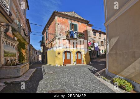 Une rue étroite entre les vieilles maisons d'un village dans le sud de l'Italie Banque D'Images