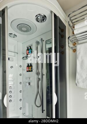 cabine de douche sur le train; luxe Trans-Siberian Express Banque D'Images