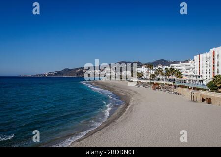 24.02.2020, Nerja, Malaga, Espagne - City Beach dans la station balnéaire Nerja en mer Méditerranée. 00X200224D178CAROEX.JPG [VERSION DU MODÈLE : NON, CORRECTE Banque D'Images