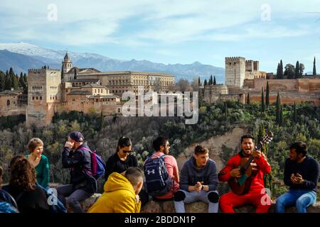 25.02.2020, Grenade, , Espagne - un musicien joue du flamenco à la guitare pour les touristes, Alhambra, Château mauresque Alhambra, Palais des Aces Nasrid, Palais ch Banque D'Images