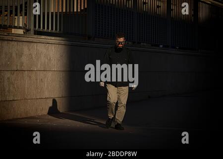 Barcelone, Espagne. 08 avril 2020. Un homme portant un masque de visage comme mesure préventive contre la propagation des promenades de coronavirus près de l'hôpital Clínic à Barcelone.Barcelone atteint son 25ème jour de confinement à la maison à l'exception des activités essentielles en raison de la propagation du coronavirus. Crédit: SOPA Images Limited/Alay Live News Banque D'Images