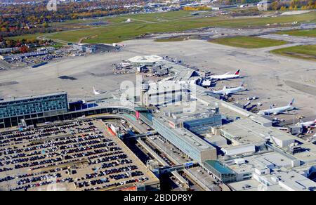 Montréal, Canada - le 28 octobre 2019 - la vue aérienne des terminaux et des avions près de l'aéroport international Pierre-Elliott-Trudeau Banque D'Images