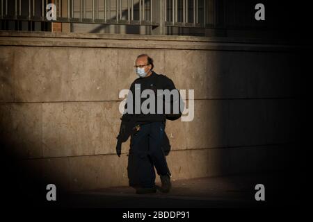 Barcelone, Espagne. 08 avril 2020. Un homme portant un masque de visage comme mesure préventive contre la propagation des promenades de coronavirus près de l'hôpital Clínic à Barcelone.Barcelone atteint son 25ème jour de confinement à la maison à l'exception des activités essentielles en raison de la propagation du coronavirus. Crédit: SOPA Images Limited/Alay Live News Banque D'Images