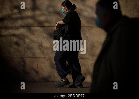 Barcelone, Espagne. 08 avril 2020. Une femme portant un masque de visage comme mesure préventive contre la propagation des promenades de coronavirus près de l'hôpital Clínic à Barcelone.Barcelone atteint son 25ème jour de confinement à la maison à l'exception des activités essentielles en raison de la propagation du coronavirus. Crédit: SOPA Images Limited/Alay Live News Banque D'Images