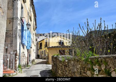 Une rue étroite entre les vieilles maisons d'un village dans le sud de l'Italie Banque D'Images