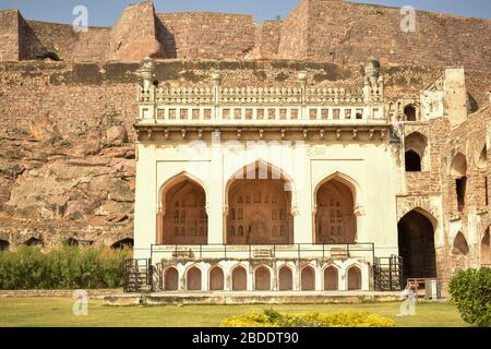 Minaret à la vieille Mosquée/Masjid au fort de Golconda à Hyderabad Telangana Inde Banque D'Images