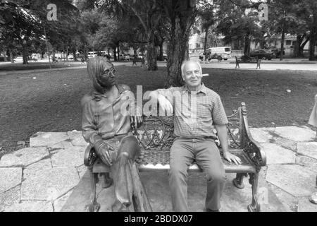 John Lennon dans un parc Havana Cuba assis statue assis à l'extérieur de forme regarder reposer célèbre chanteur Beatle Beatles œuvres d'art chansons regarder regarder porter le verre Banque D'Images