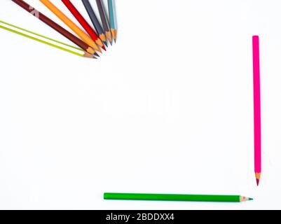 Un crayon de bois de couleur différente disposé devant un fond blanc isolé Banque D'Images