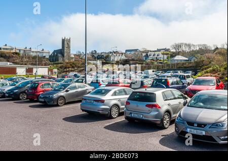 Baltimore, West Cork, Irlande. 8 avril 2020. Malgré le gouvernement qui implique que les gens restent à la maison pour le week-end de Pâques, un parking de Baltimore était presque complet aujourd'hui. Il y avait de nombreuses voitures immatriculées à Dublin et aussi certains véhicules équipés de plaques de immatriculation au Royaume-Uni. Crédit : Andy Gibson/Alay Live News Banque D'Images