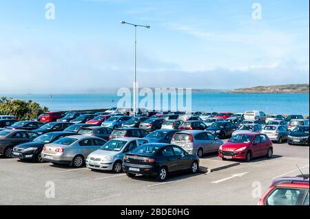 Baltimore, West Cork, Irlande. 8 avril 2020. Malgré le gouvernement qui implique que les gens restent à la maison pour le week-end de Pâques, un parking de Baltimore était presque complet aujourd'hui. Il y avait de nombreuses voitures immatriculées à Dublin et aussi certains véhicules équipés de plaques de immatriculation au Royaume-Uni. Crédit : Andy Gibson/Alay Live News Banque D'Images