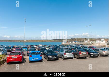 Baltimore, West Cork, Irlande. 8 avril 2020. Malgré le gouvernement qui implique que les gens restent à la maison pour le week-end de Pâques, un parking de Baltimore était presque complet aujourd'hui. Il y avait de nombreuses voitures immatriculées à Dublin et aussi certains véhicules équipés de plaques de immatriculation au Royaume-Uni. Crédit : Andy Gibson/Alay Live News Banque D'Images