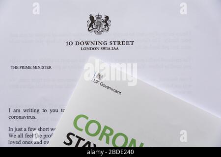 La lettre du coronavirus du Premier ministre britannique Boris Johnson arrive par la poste Banque D'Images