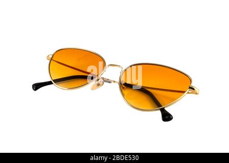 Lunettes de soleil orange pour les yeux de chat, enveloppées d'or autour de cadres isolés sur fond blanc, vue latérale repliée Banque D'Images