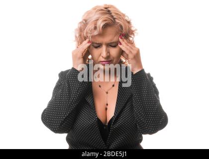Femme d'affaires d'âge moyen ayant mal à la tête. Isolé sur fond blanc. Femme d'affaires debout avec douleur isolée sur fond de studio. Femme fermée Banque D'Images