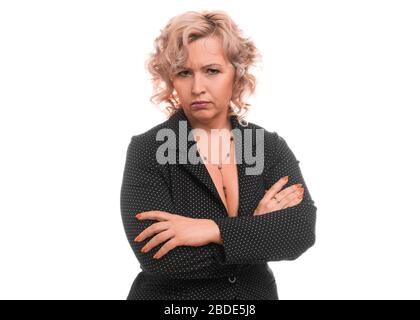 Gros plan sur un portrait d'une femme d'affaires en colère et intermédiaire sur fond blanc. Banque D'Images