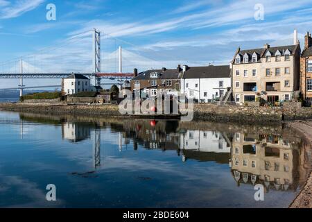 Maisons sur Main Street sur South Bay, avec Forth Road Bridge et Queensferry Crossing en arrière-plan - North Queensferry, Fife, Ecosse, Royaume-Uni Banque D'Images