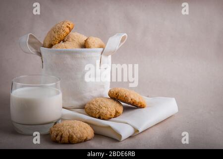 biscuits faits maison dans un panier de lin sur un fond beige. biscuits fissurés Banque D'Images