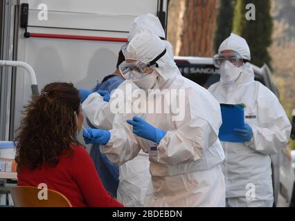 Rome, Italie. 8 avril 2020. Les travailleurs médicaux de l'hôpital San Filippo Neri prennent des échantillons pour d'autres tests à Rome, en Italie, le 8 avril 2020. L'Italie a enregistré mardi 135 586 cas confirmés de coronavirus, dont 17 127 morts, selon de nouveaux chiffres du Département de la protection civile gérant l'urgence COVID-19. Crédit: Alberto Lingria/Xinhua/Alay Live News Banque D'Images