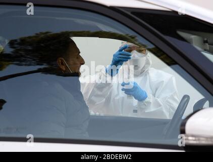 Rome, Italie. 8 avril 2020. Un professionnel médical de l'hôpital San Filippo Neri prend des échantillons pour d'autres tests à Rome, en Italie, le 8 avril 2020. L'Italie a enregistré mardi 135 586 cas confirmés de coronavirus, dont 17 127 morts, selon de nouveaux chiffres du Département de la protection civile gérant l'urgence COVID-19. Crédit: Alberto Lingria/Xinhua/Alay Live News Banque D'Images