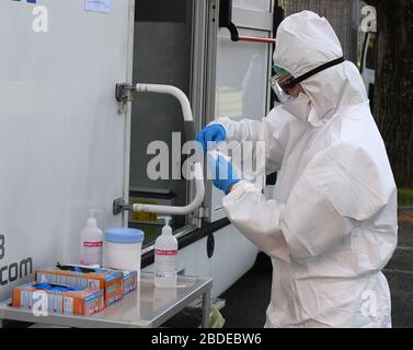 Rome, Italie. 8 avril 2020. Un professionnel médical de l'hôpital San Filippo Neri prend des échantillons pour d'autres tests à Rome, en Italie, le 8 avril 2020. L'Italie a enregistré mardi 135 586 cas confirmés de coronavirus, dont 17 127 morts, selon de nouveaux chiffres du Département de la protection civile gérant l'urgence COVID-19. Crédit: Alberto Lingria/Xinhua/Alay Live News Banque D'Images