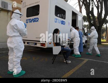 Rome, Italie. 8 avril 2020. Les travailleurs médicaux de l'hôpital San Filippo Neri prennent des échantillons pour d'autres tests à Rome, en Italie, le 8 avril 2020. L'Italie a enregistré mardi 135 586 cas confirmés de coronavirus, dont 17 127 morts, selon de nouveaux chiffres du Département de la protection civile gérant l'urgence COVID-19. Crédit: Alberto Lingria/Xinhua/Alay Live News Banque D'Images