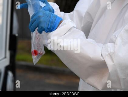 Rome, Italie. 8 avril 2020. Un professionnel médical de l'hôpital San Filippo Neri prend des échantillons pour d'autres tests à Rome, en Italie, le 8 avril 2020. L'Italie a enregistré mardi 135 586 cas confirmés de coronavirus, dont 17 127 morts, selon de nouveaux chiffres du Département de la protection civile gérant l'urgence COVID-19. Crédit: Alberto Lingria/Xinhua/Alay Live News Banque D'Images