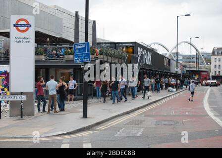 Magasins de conteneurs d'expédition Glass Boxpark, 2-10 Bethnal Green Road, Shoreditch, Londres, E1 6 GY par Waugh Thistleton Architects Banque D'Images