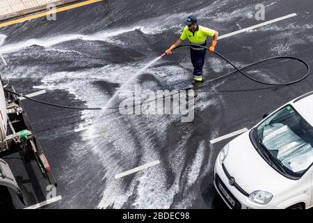 Le travailleur du conseil a délavé les rues avec un désinfectant pendant le verrouillage du coronavirus, Playa San Juan, Tenerife, Îles Canaries, Espagne Banque D'Images