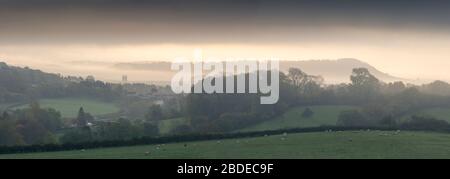 Brume matinale au lever du soleil au-dessus de la ville de Wells vue de la réserve naturelle nationale d'Ebbor gorge dans les collines Mendip, Somerset, Angleterre. Banque D'Images