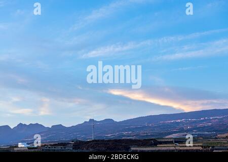 Cloud au-dessus des falaises d'Arguayo et de Los Gigantes vue de Playa San Juan, Tenerife, îles Canaries, Espagne Banque D'Images