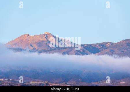 Volcan Teide et Pico Viejo au-dessus du nuage, vue de Playa San Juan, Tenerife, îles Canaries, Espagne Banque D'Images