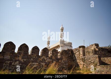 Minaret à la vieille mosquée ruinée/Masjid au fort Golkonda à Hyderabad Telangana Inde Banque D'Images