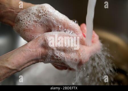 Gros plan sur les mains d'une femme âgée lavée Banque D'Images