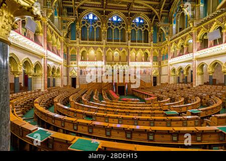 Vue intérieure dans le merveilleux Parlement de Budapest, en Hongrie. Banque D'Images