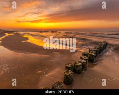Magnifique coucher de soleil coloré sur la mer Baltique Banque D'Images