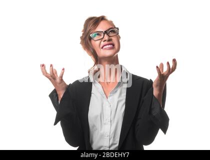 Une femme d'affaires en colère tient ses mains comme des griffes et angers au ciel. Isolé sur blanc. Se faire cisailler, se répandre les mains. Banque D'Images