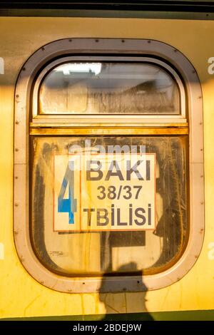 Ombre devant la fenêtre du train de Bakou (Azerbaïdjan) à Tbilissi (Géorgie) Banque D'Images