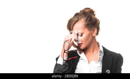 Une femme massait le pont de son nez en raison de la fatigue oculaire et du surtravail. Une femme d'affaires sérieuse est fatiguée. Isolé sur fond blanc. Banque D'Images