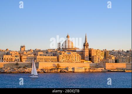 Vue sur le front de mer de la Valette depuis Sliema, Malte Banque D'Images