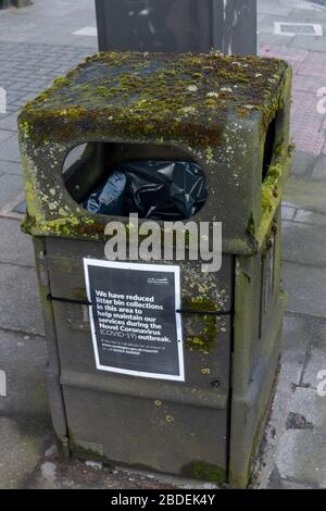 Bristol-avril-2020-Angleterre-une vue rapprochée de la poubelle publique avec moule et un avis Coronavirus-COVID 19 sur le côté Banque D'Images