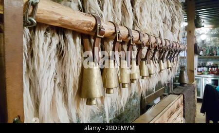 Cloches bulgares en cuivre et cuir pendantes sur un bâton en bois. Les cloches sont marquées de l'inscription Bulgarie . Banque D'Images