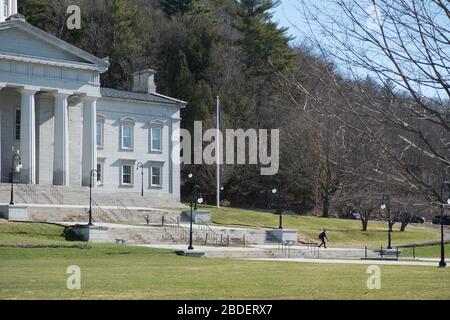 Vermont State House, Montpellier, VT, USA, capitale du Vermont, pendant le séjour à la maison voit des rues désertes et des distanciation sociale du centre-ville. Banque D'Images