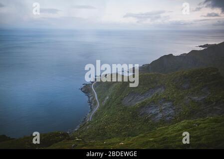 Norvège, Senja, vue panoramique sur la route le long de la côte Banque D'Images