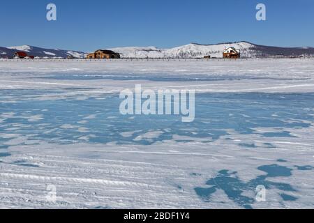 Lac de Khovsgol glace près du village de Khatgal, Mongolie Banque D'Images