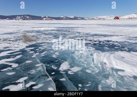 Lac de Khovsgol glace près du village de Khatgal, Mongolie Banque D'Images